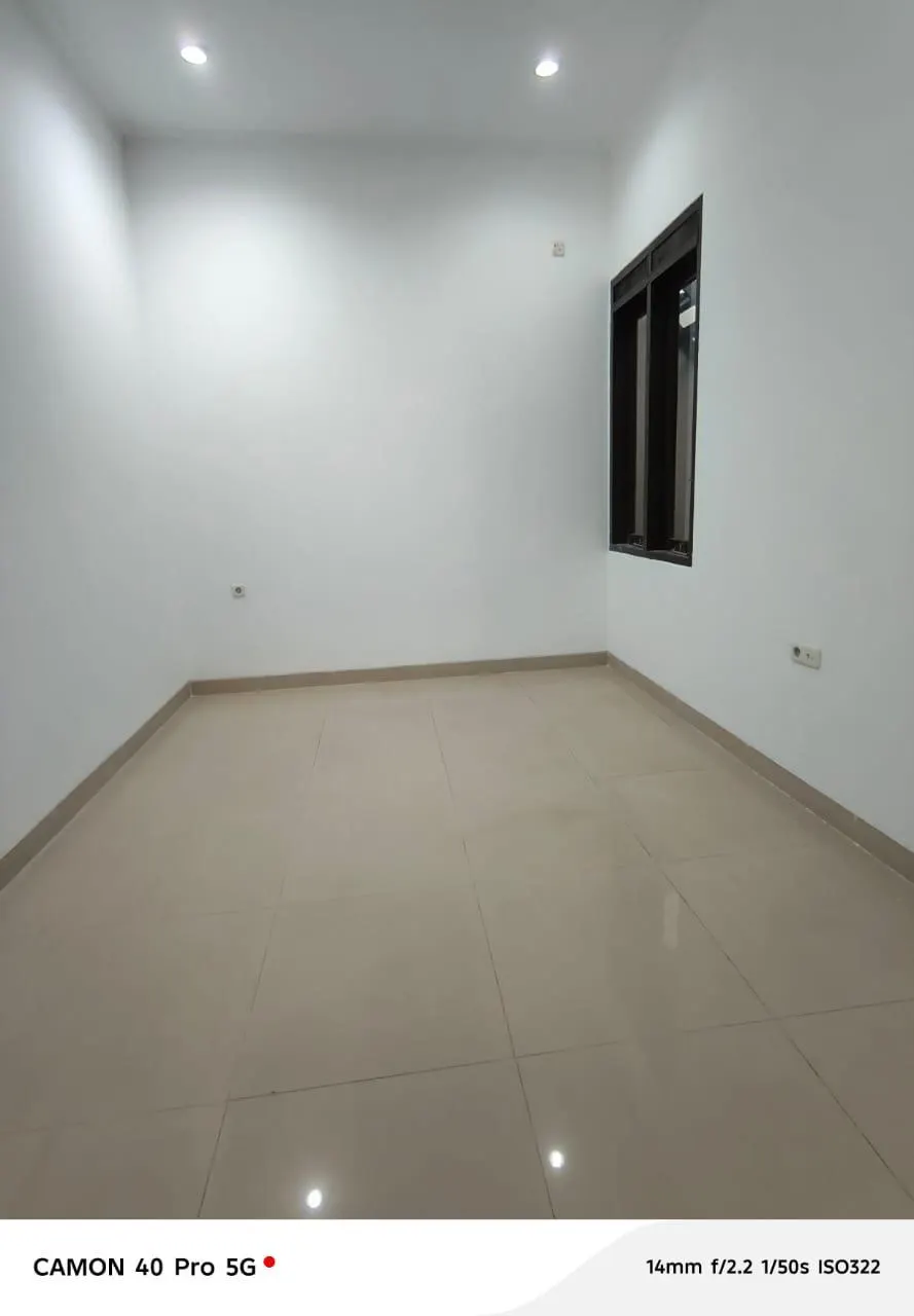 Disewakan rumah Minimalis 11/2 lantai di Singgasana