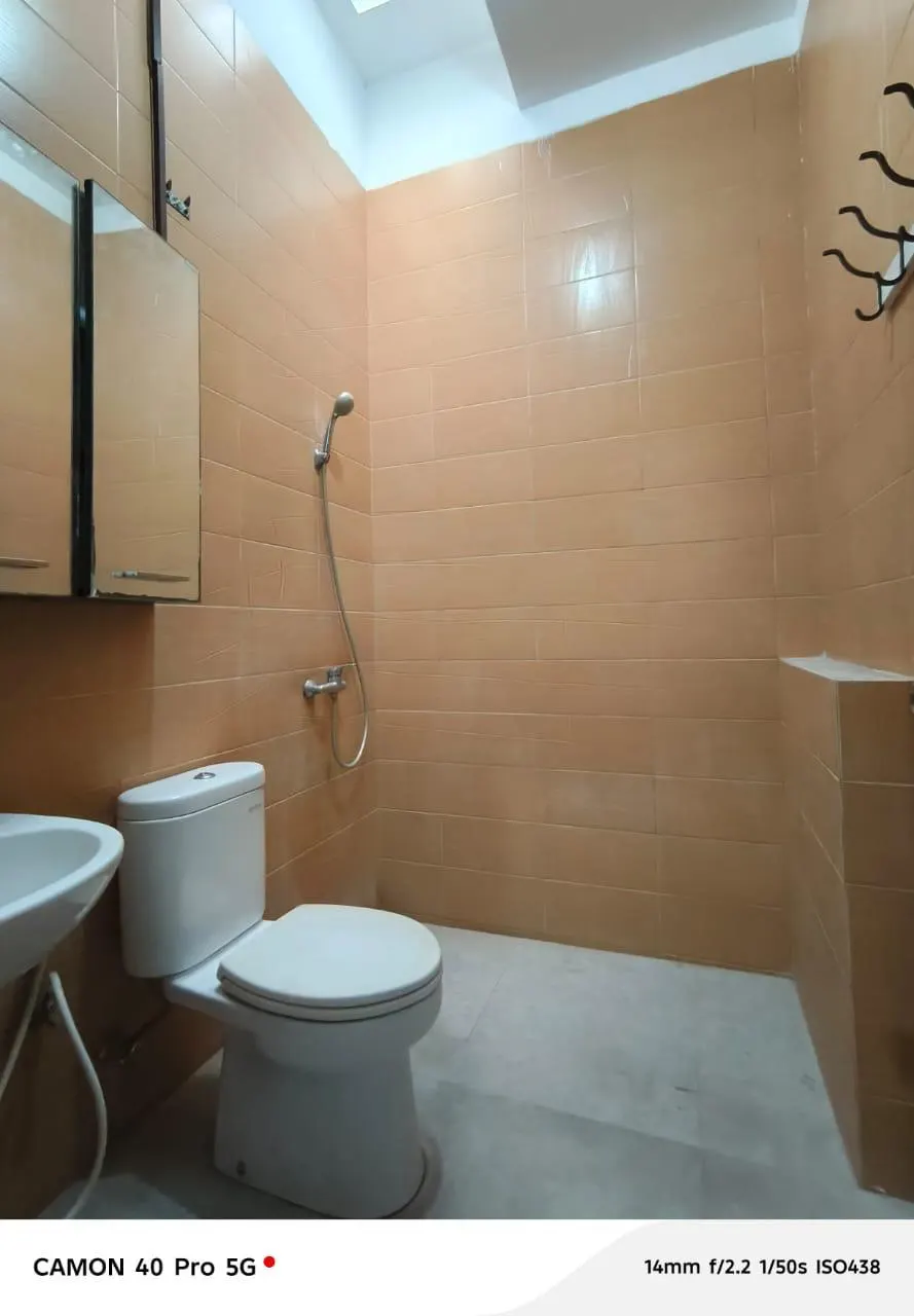 Disewakan rumah Minimalis 11/2 lantai di Singgasana, foto 3