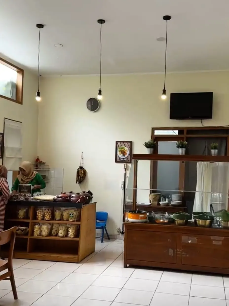 Jual Rumah Hook Puri Dago Antapani, plus Usaha Rumah Makan, foto 3