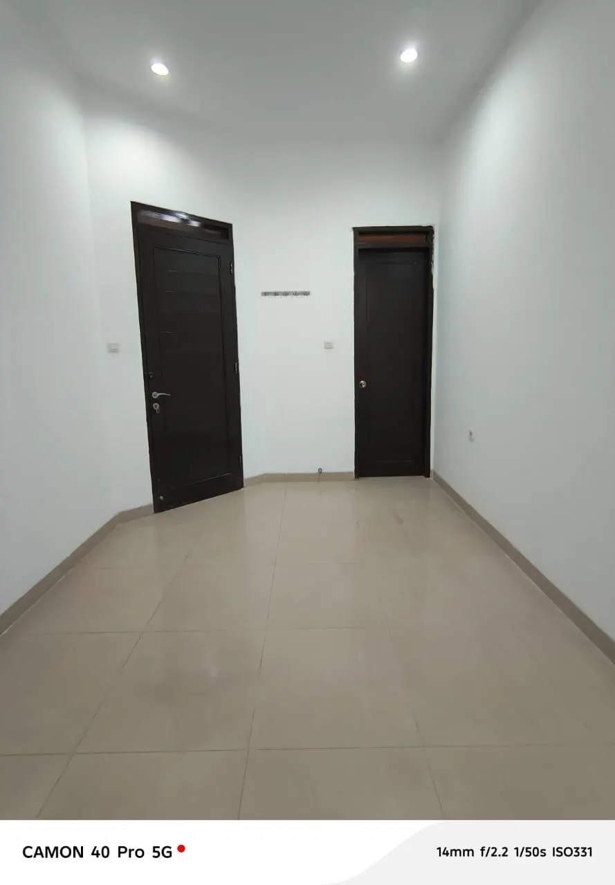 Disewakan rumah Minimalis 11/2 lantai di Singgasana, foto 2